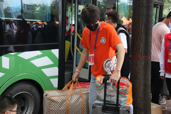 志愿者帮新同学将行李在车上搬下来 赵祎祺摄_副本.jpg