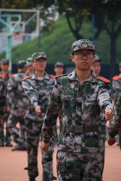 动医学院军姿挺拔立如松正步威严气势宏