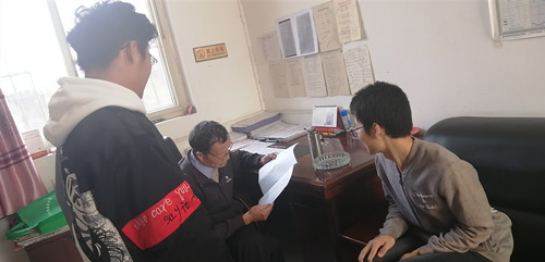 负责人与村主任商讨协议内容.jpg