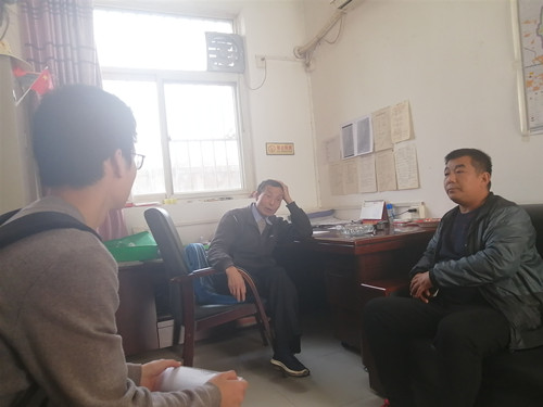 村助与村委会领导协商后期工作安排.jpg