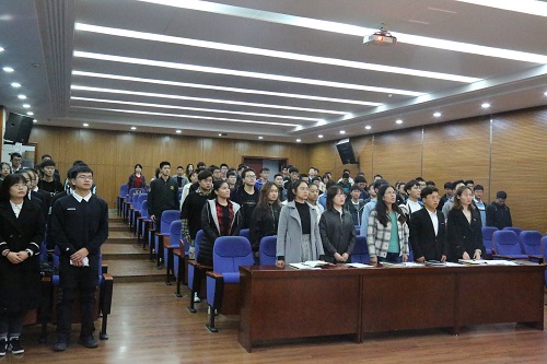1020a2163a6044508ee2ff52c934d2f9.jpg 与会全体成员齐唱团歌.jpg