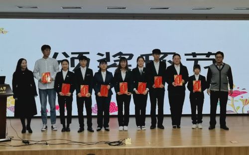 01adf5c5f8e84f87a2b4263cd957b6e3.jpg 颁奖环节.jpg