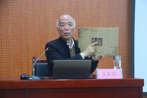 王征兵为学生讲解案例.jpg