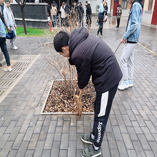 志愿者们在认真地打扫卫生.png