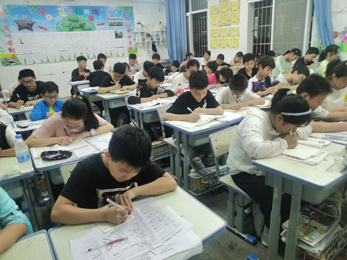 同学们填写理想册.jpg