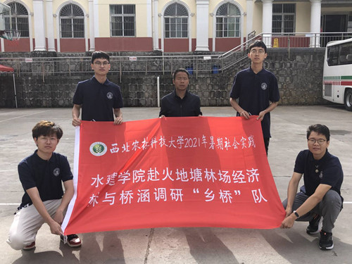 团队成员与林场何场长一起同合影_副本.jpg