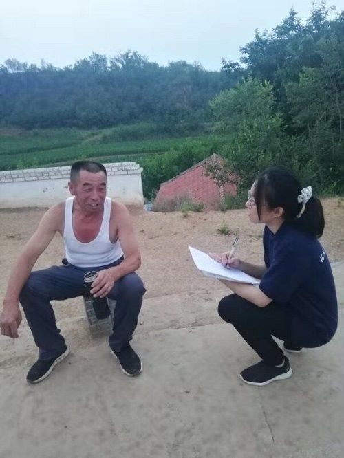 采访村民.jpg