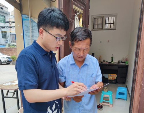 队员发放问卷.jpg