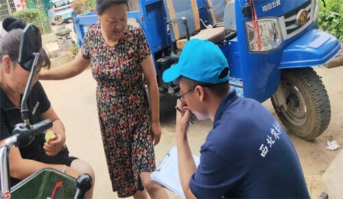 调研人员了解村民健康状况.jpg