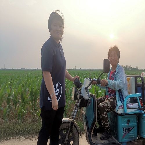 调研队员与农户交流.jpg
