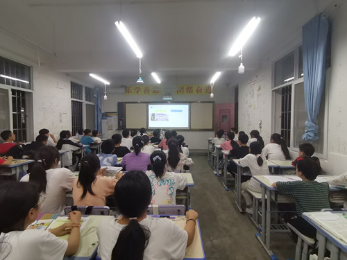 同学们观看直播.jpg