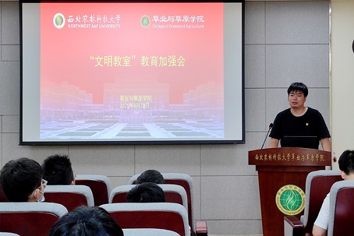 辅导员张士军讲话.jpg
