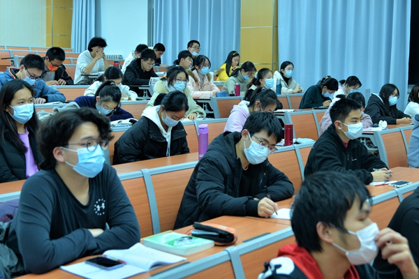 5404b7d329bb46848fe7ca9194e5fb05.jpg 学生认真聆听_副本.jpg