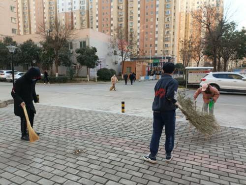 同学们在认真清扫社区内垃圾2.jpg