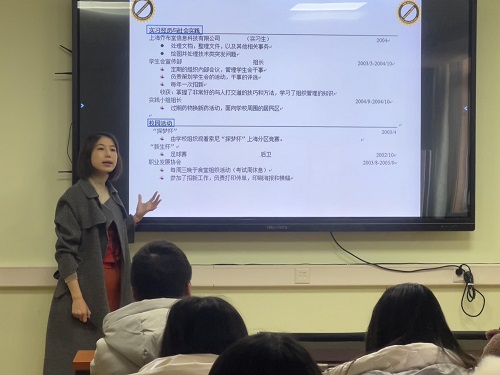 马佳慧老师认真讲解简历.jpg